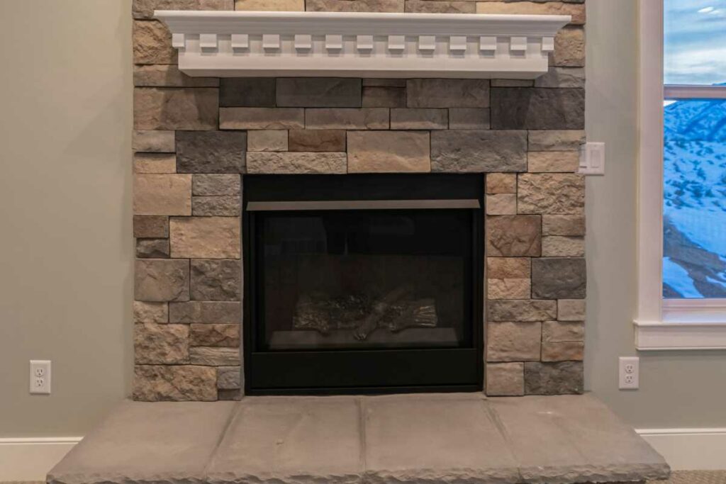 Fireplace stone vaneer with large hearth